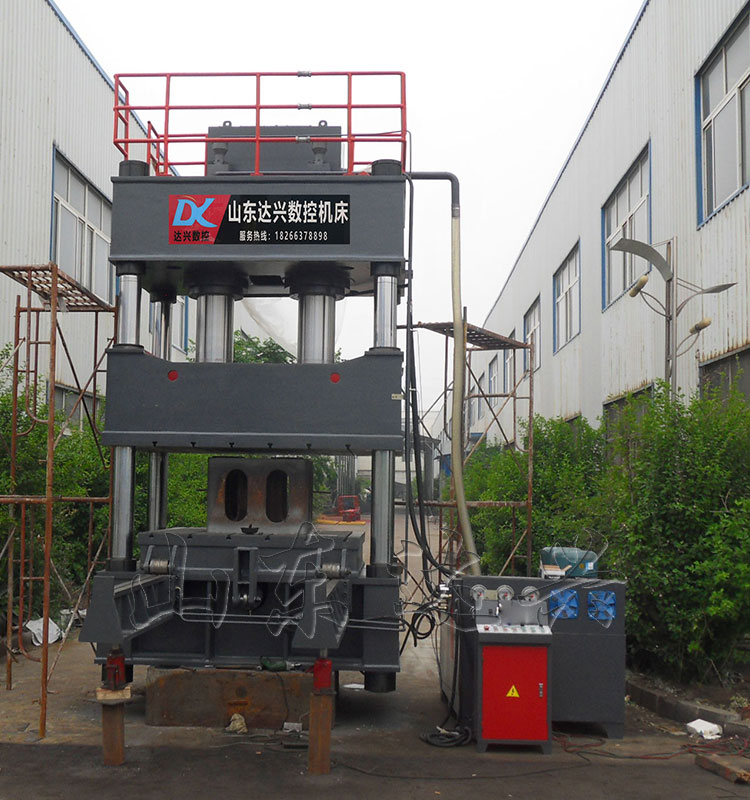 630噸移動式工作臺式四柱三粱液壓機(jī)